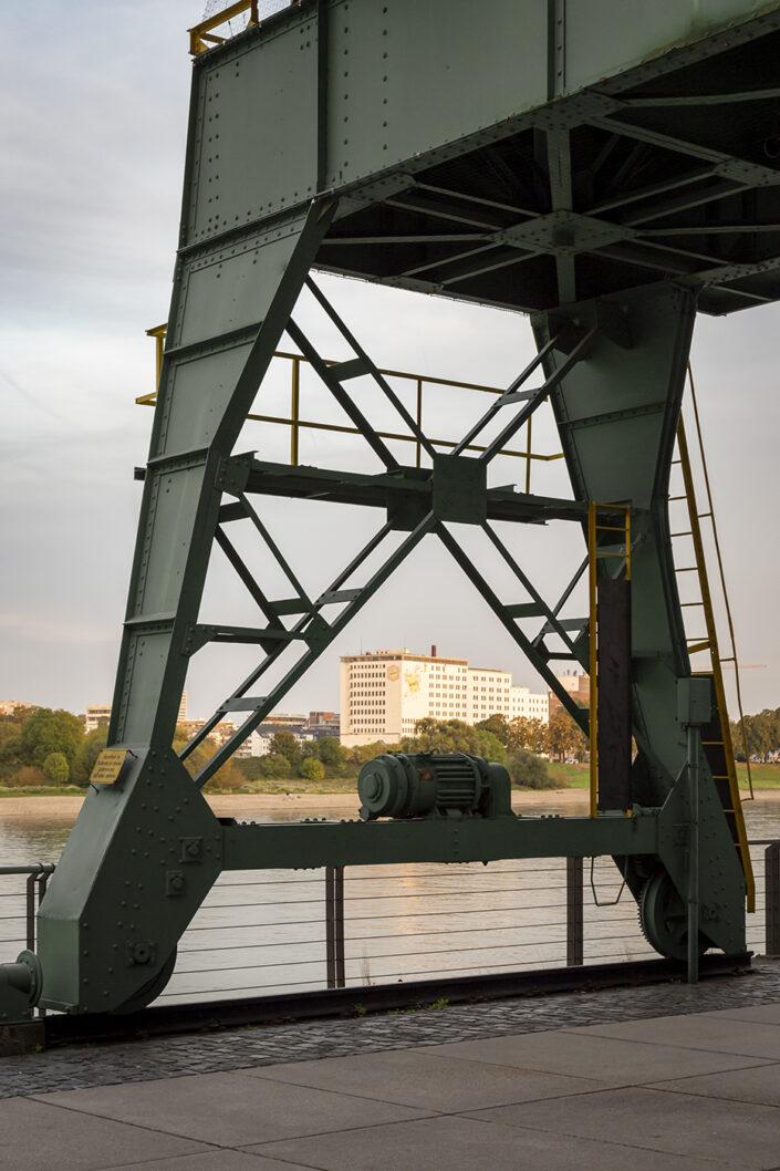 Kran auf der linken Rheinseite mit Blick auf den Deutzer Hafen in Köln.