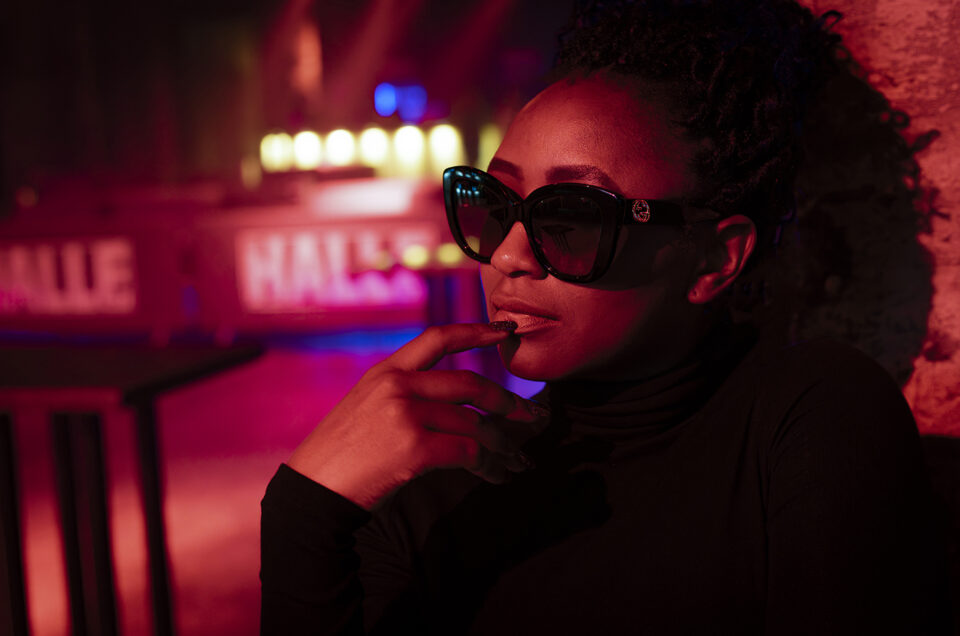 Glamouröses Portrait der Musikerin Pety Nila in farbigem Kunstlicht