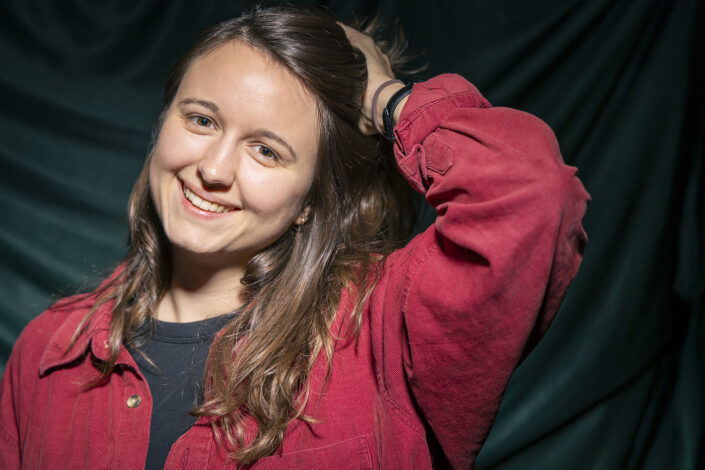 Frauenporträt im Studio in Köln, lächelnd im Spiel von Licht und Schatten