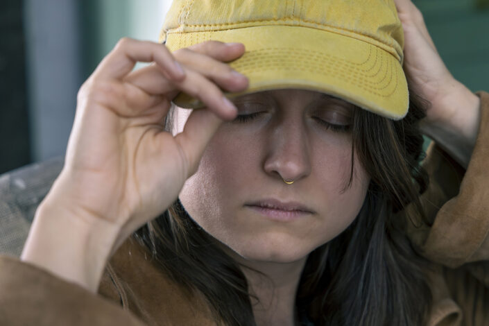 Lässiges Porträt einer Frau im Studio in Köln mit klarer, ruhiger Bildsprache.