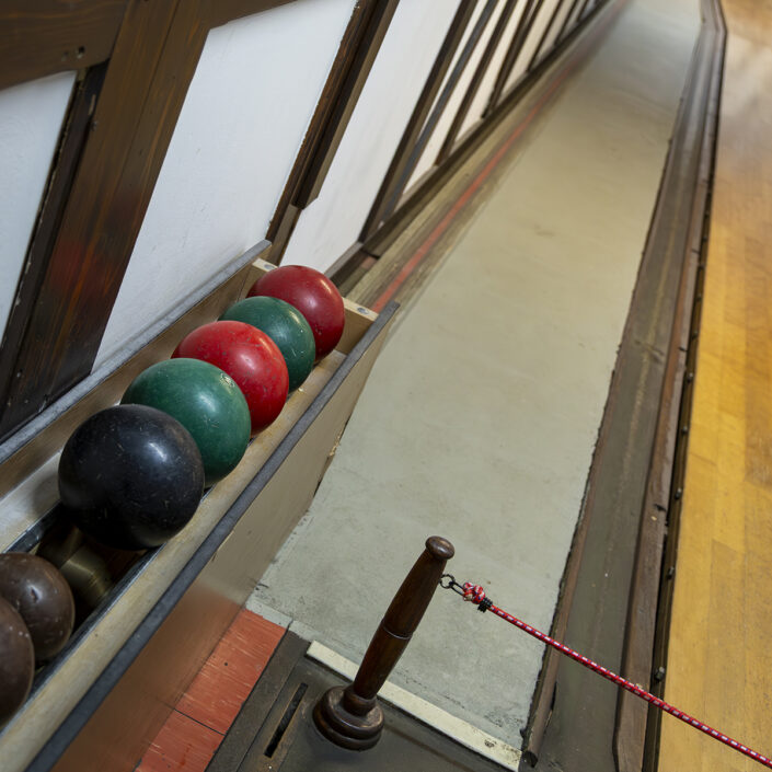 Detail der Kegelbahn mit Kugeln