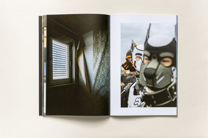 Doppelseite des Fotobuchs mit Fotografien