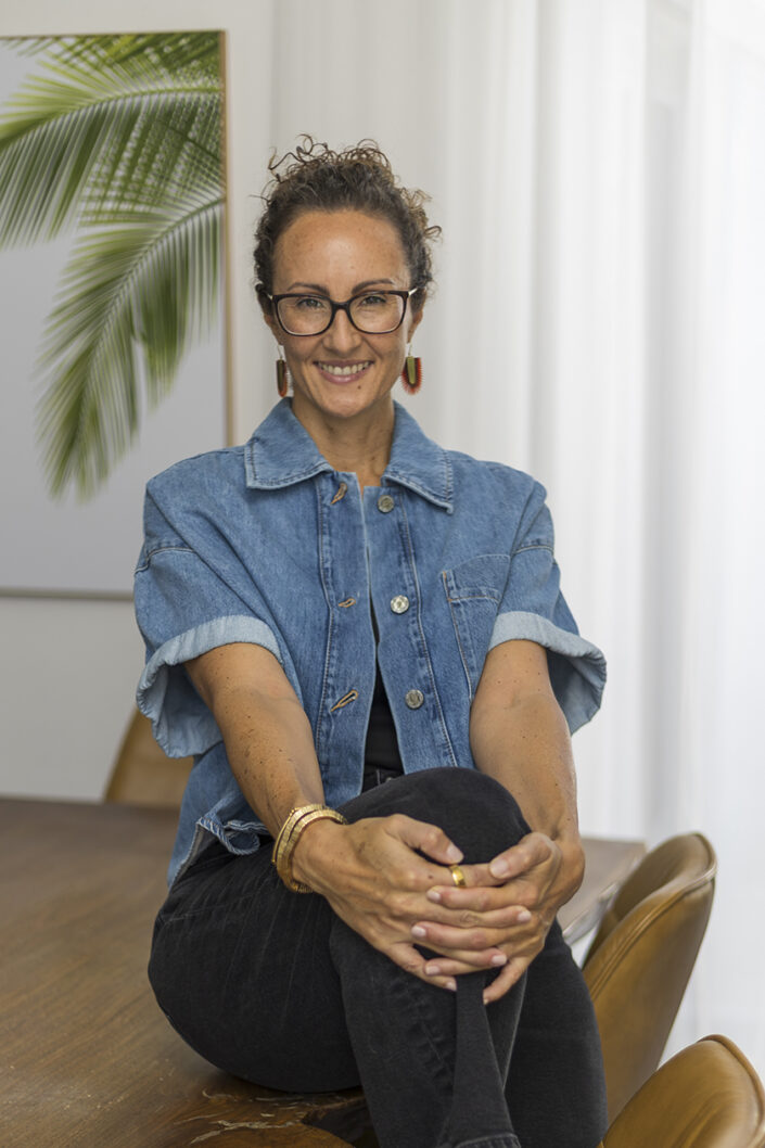 Katia Steilemann als sitzendes Portrait im Business-Look